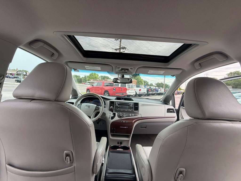 2013 Toyota Sienna Image 19