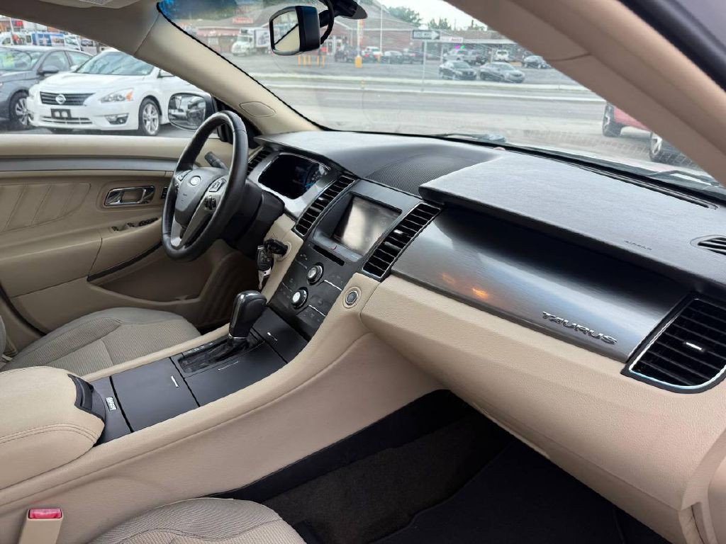 2014 Ford Taurus Image 9