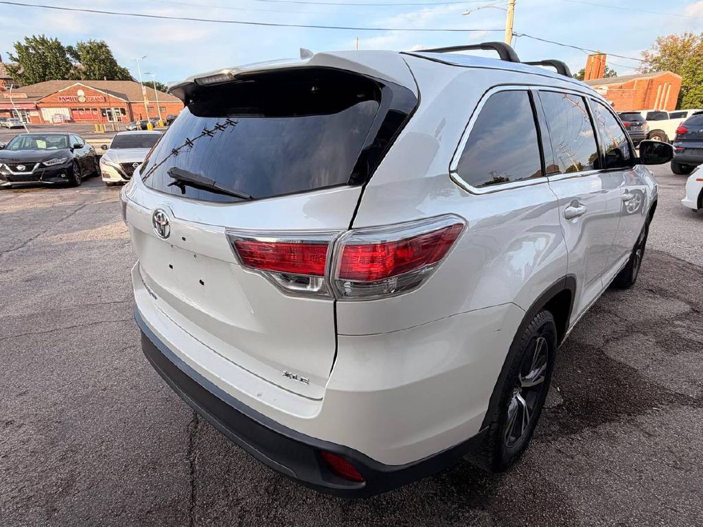 2016 Toyota Highlander Image 6