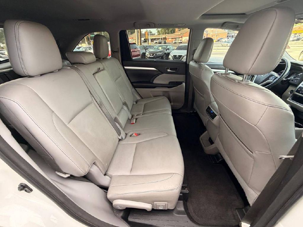 2016 Toyota Highlander Image 14