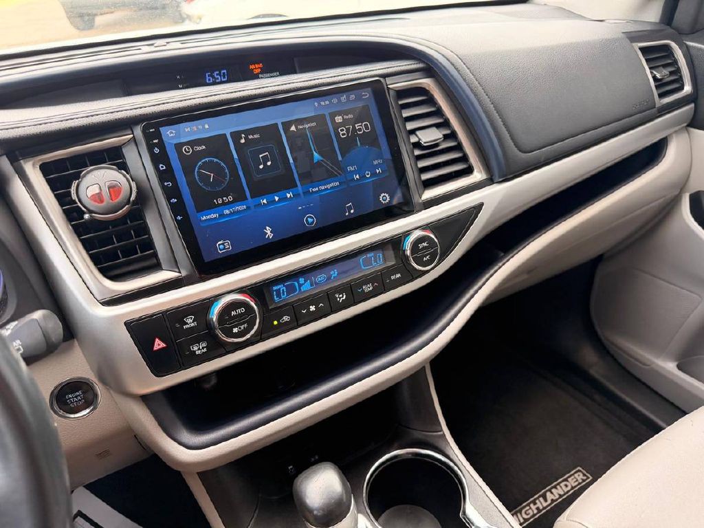 2016 Toyota Highlander Image 17