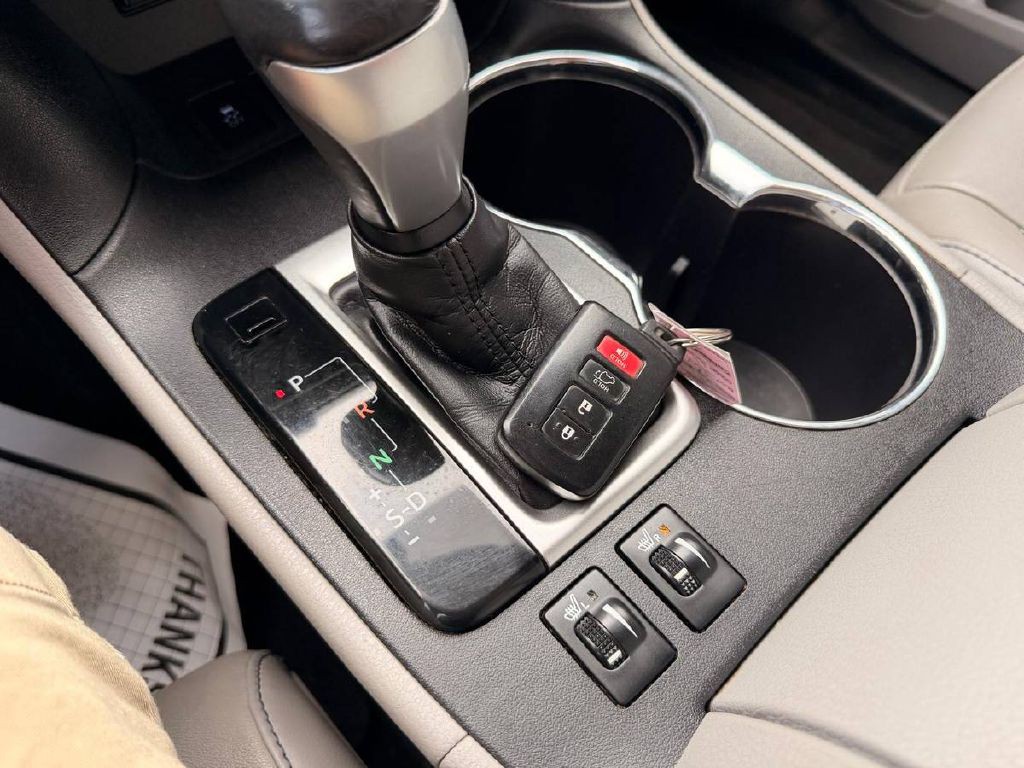 2016 Toyota Highlander Image 19