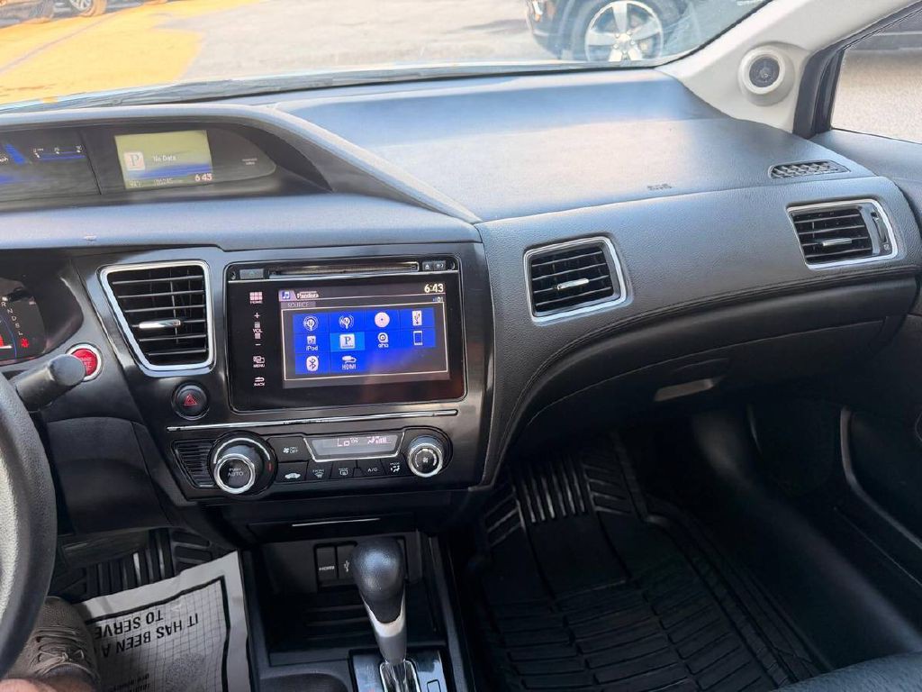 2015 Honda Civic Image 17