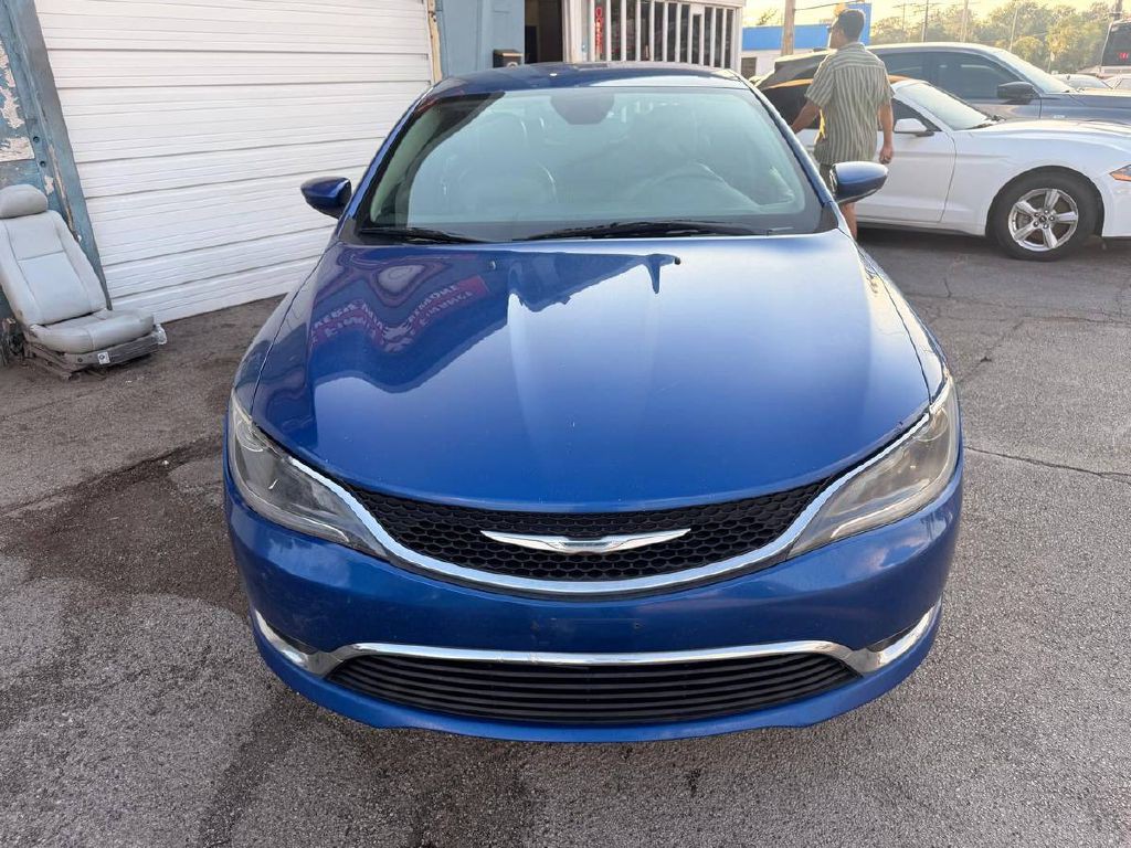2017 Chrysler 200 Image 2