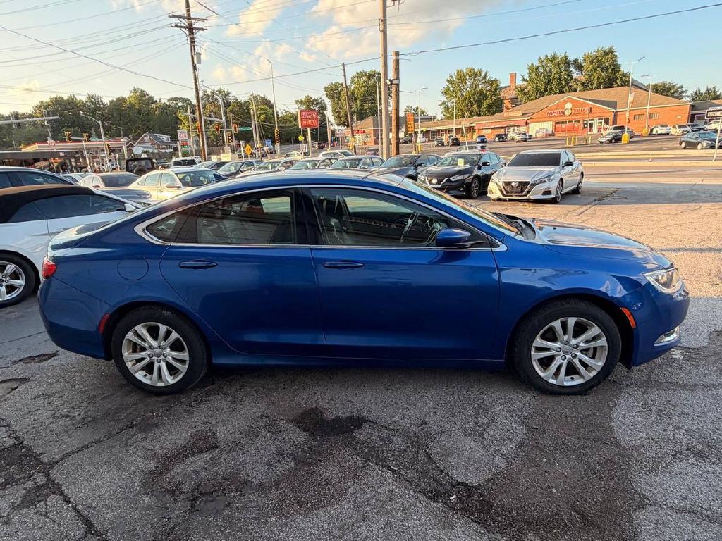 2017 Chrysler 200 Image 4