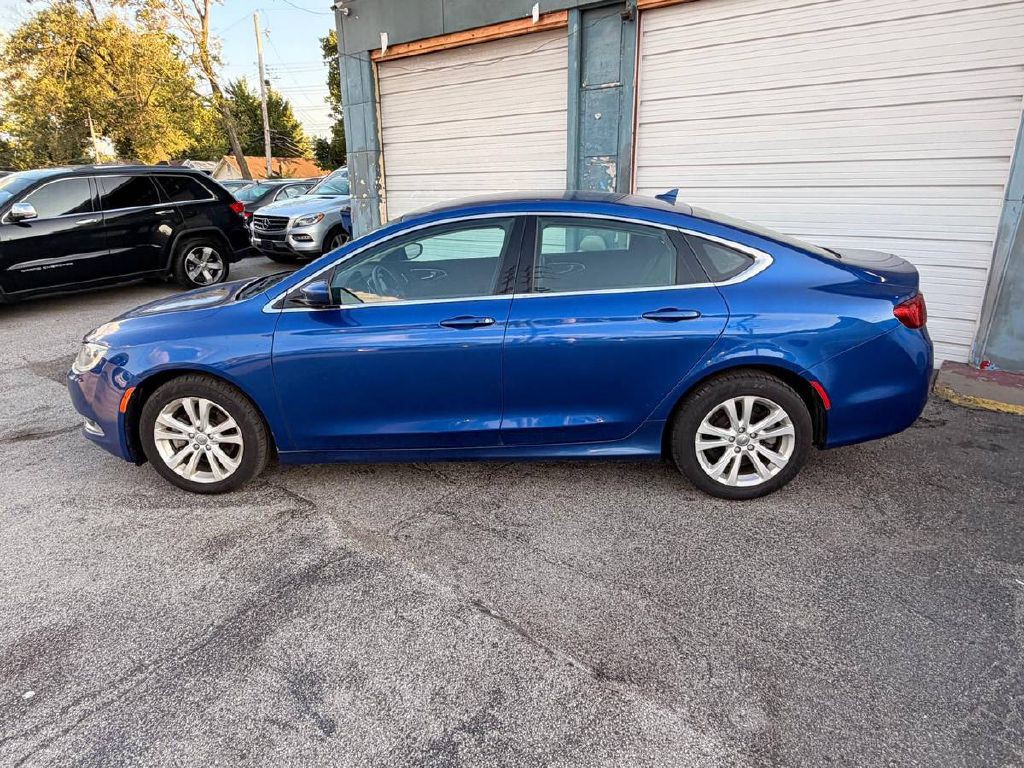 2017 Chrysler 200 Image 5