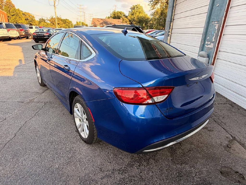 2017 Chrysler 200 Image 6