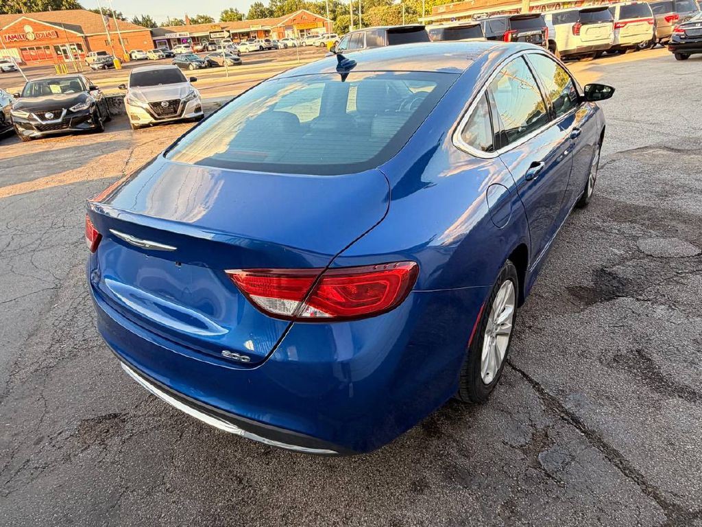 2017 Chrysler 200 Image 8