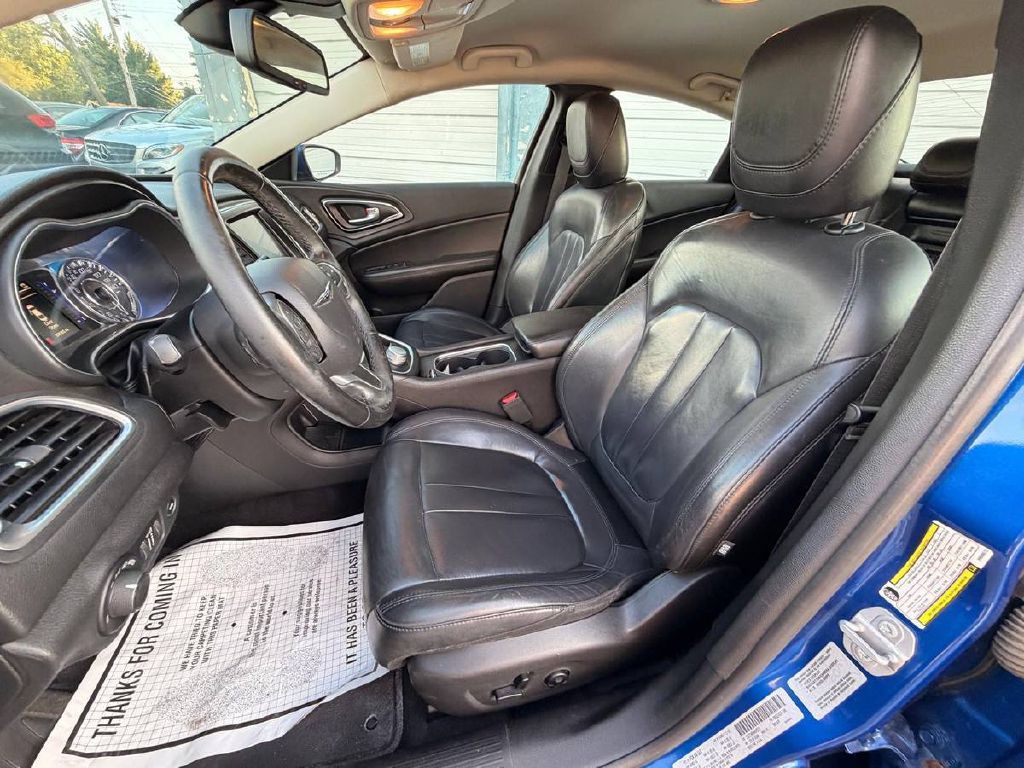 2017 Chrysler 200 Image 9