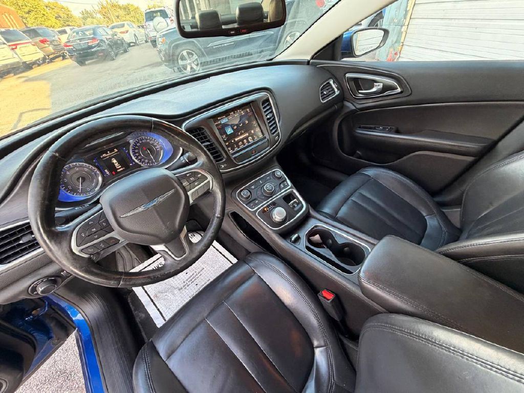 2017 Chrysler 200 Image 10