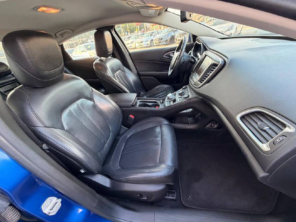 2017 Chrysler 200 Image 11