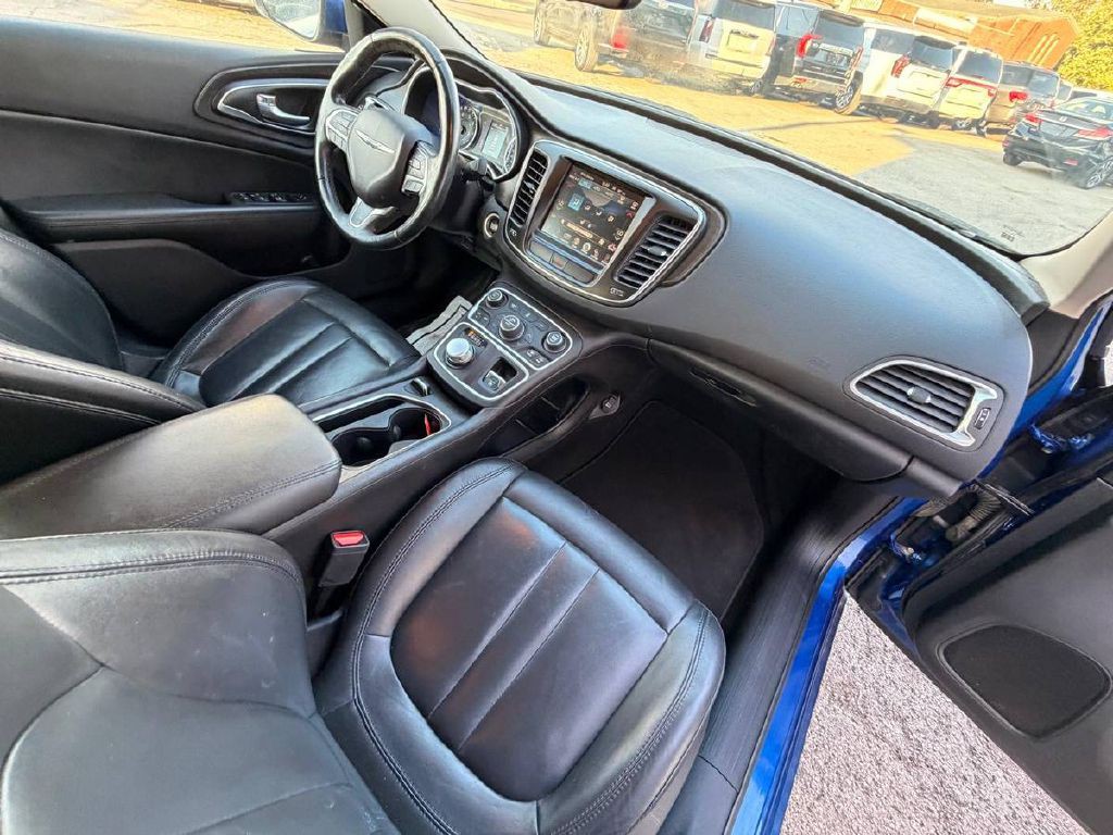2017 Chrysler 200 Image 12