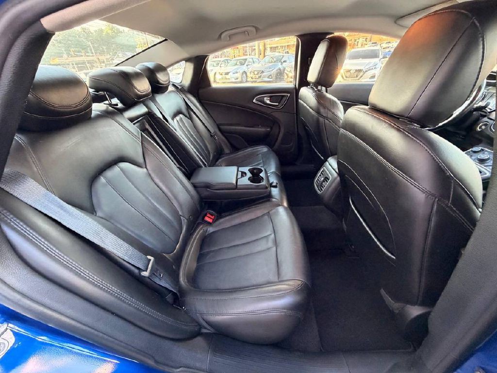 2017 Chrysler 200 Image 14