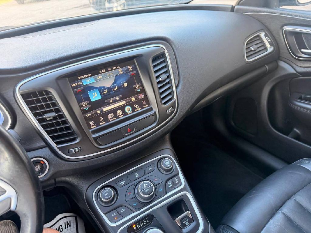 2017 Chrysler 200 Image 17