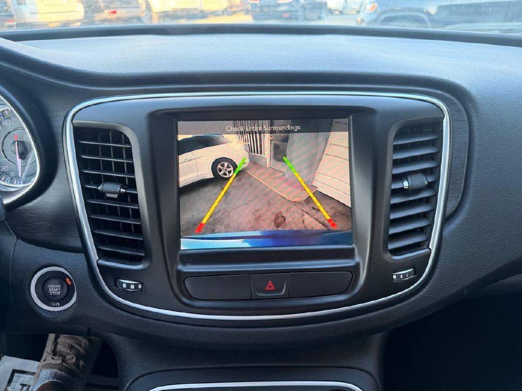 2017 Chrysler 200 Image 18