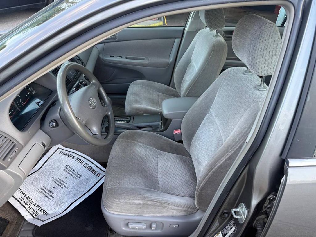2004 Toyota Camry Image 10