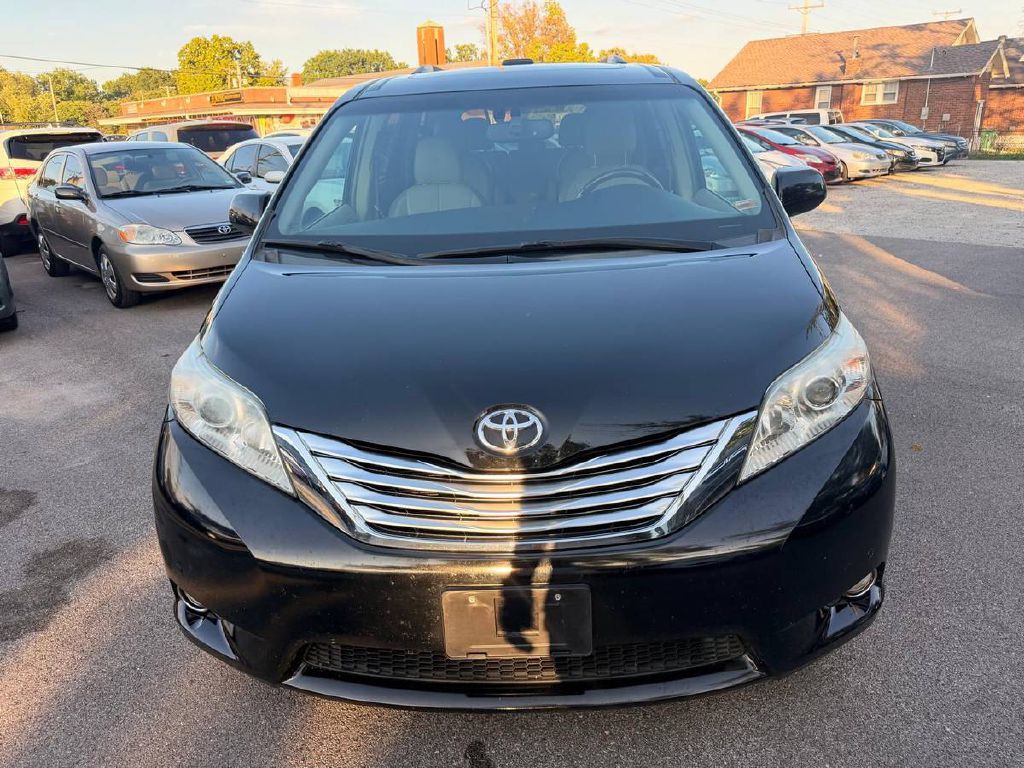 2012 Toyota Sienna Image 2
