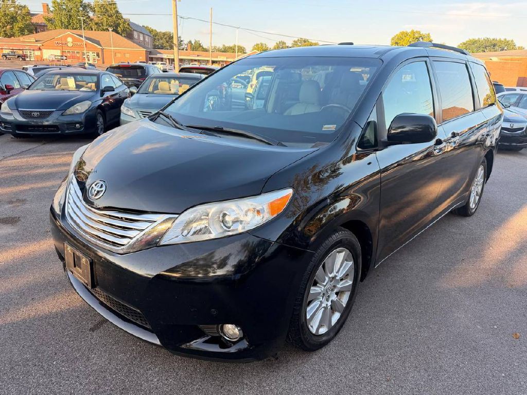 2012 Toyota Sienna Image 3