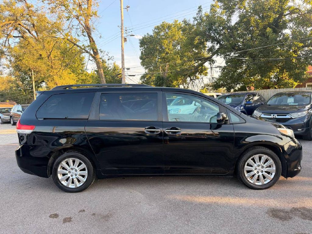 2012 Toyota Sienna Image 4