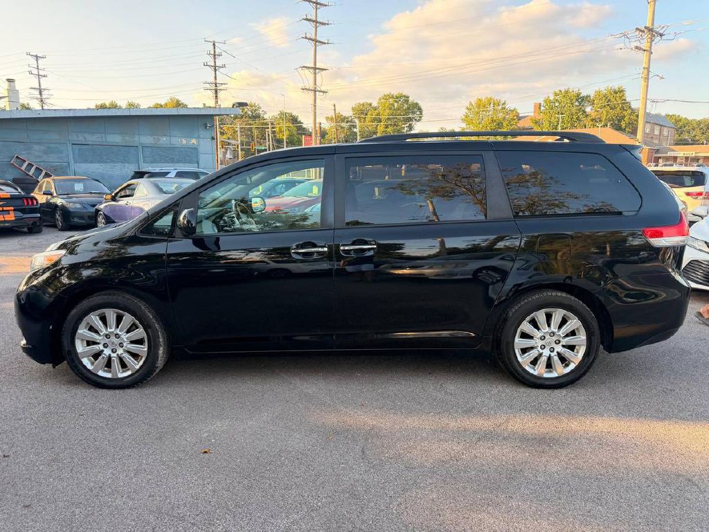 2012 Toyota Sienna Image 5