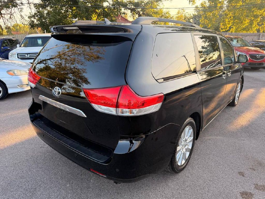 2012 Toyota Sienna Image 6