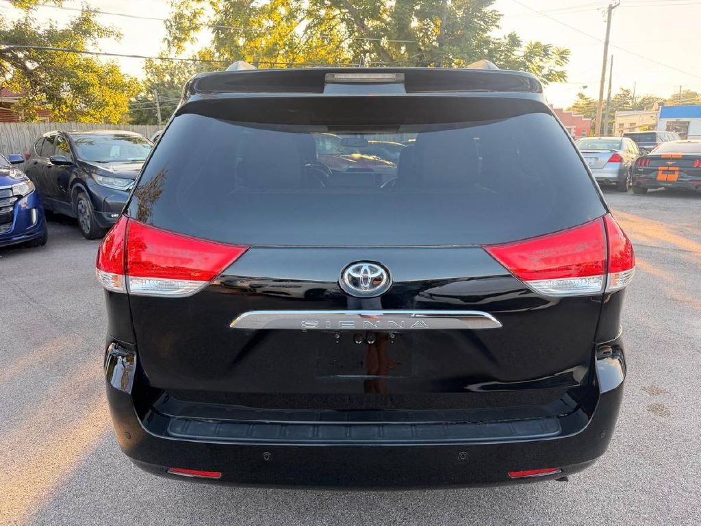 2012 Toyota Sienna Image 7