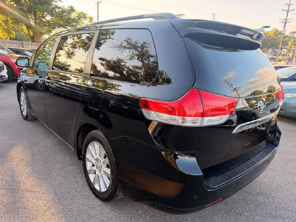 2012 Toyota Sienna Image 8