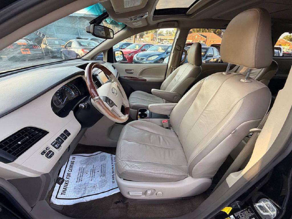 2012 Toyota Sienna Image 9