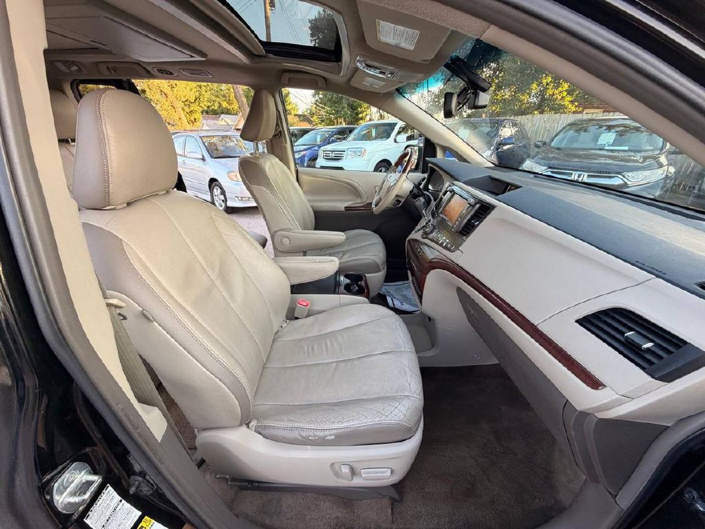 2012 Toyota Sienna Image 11