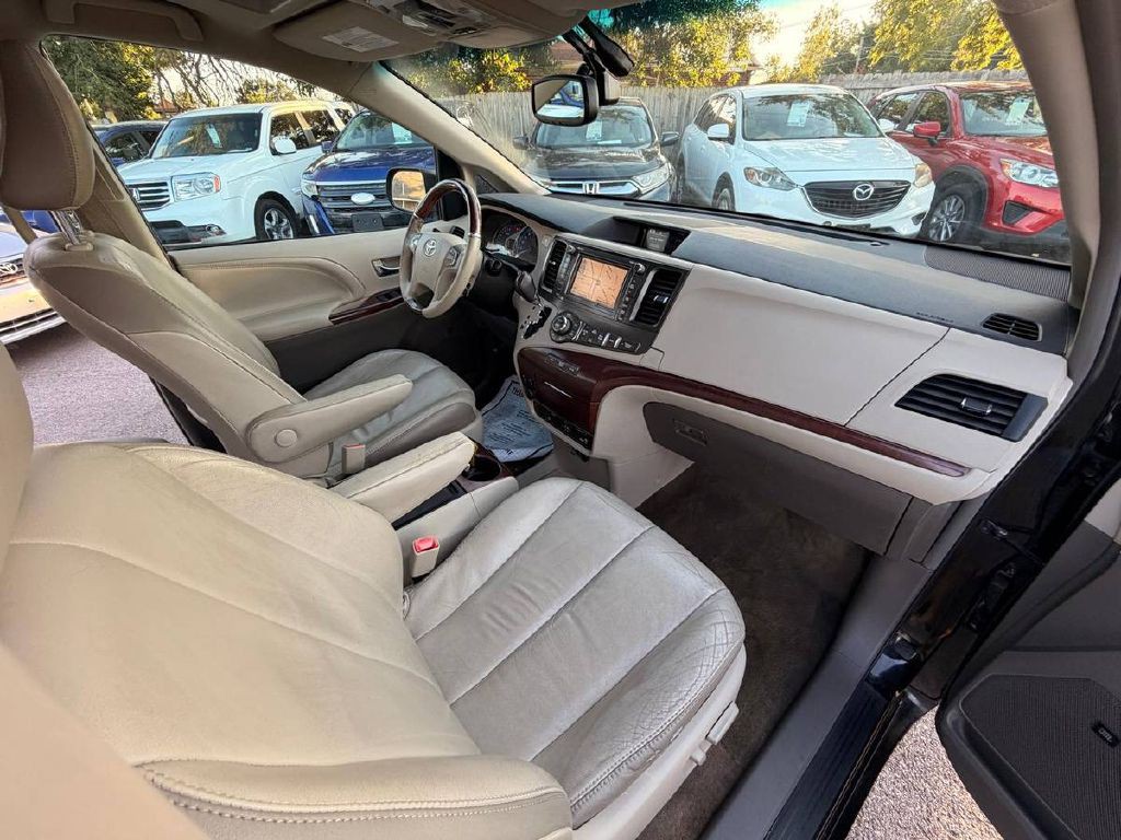 2012 Toyota Sienna Image 12