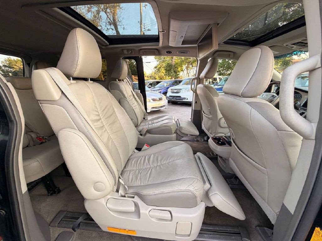 2012 Toyota Sienna Image 14