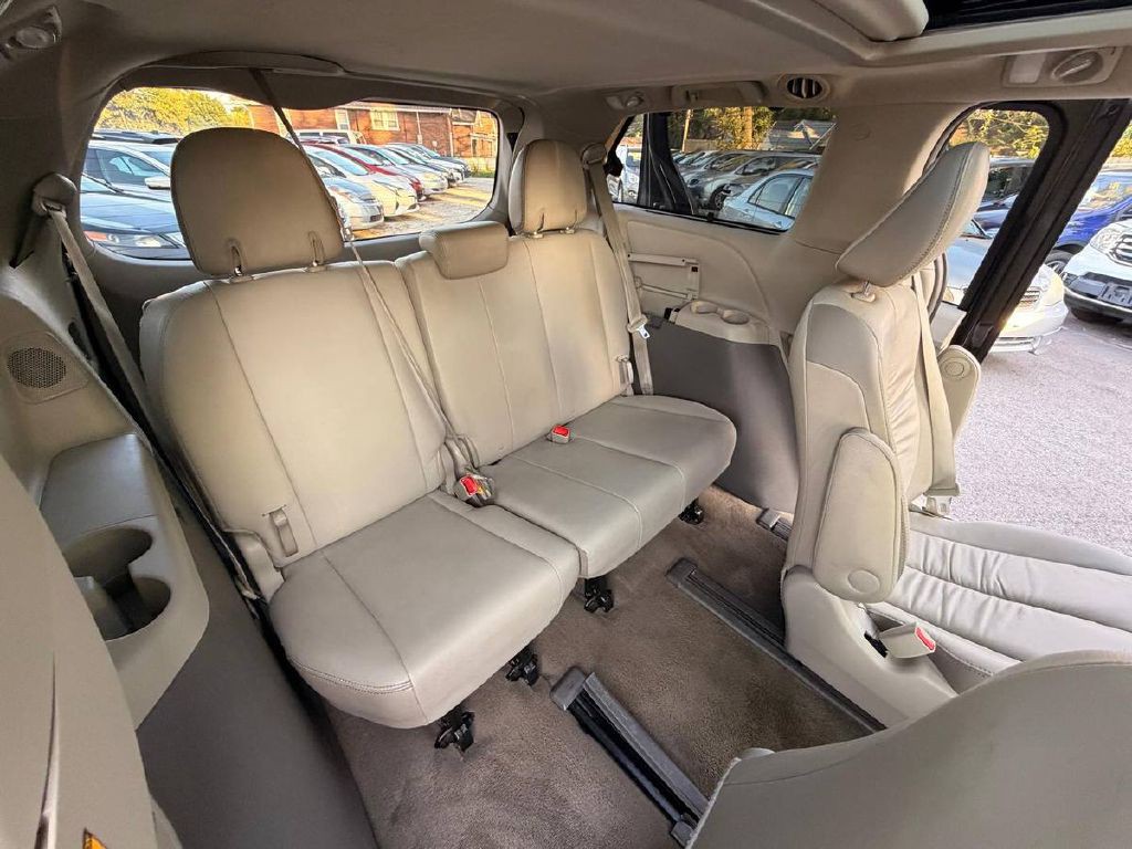 2012 Toyota Sienna Image 15