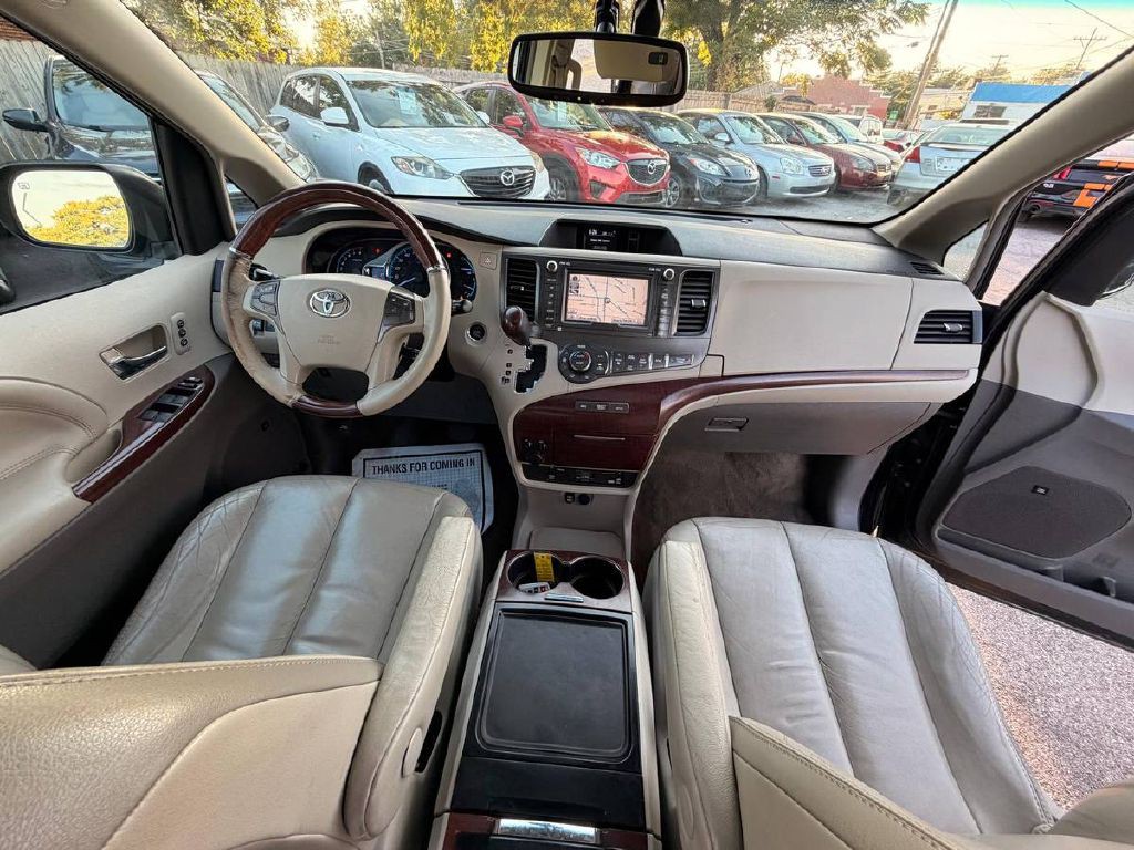 2012 Toyota Sienna Image 16