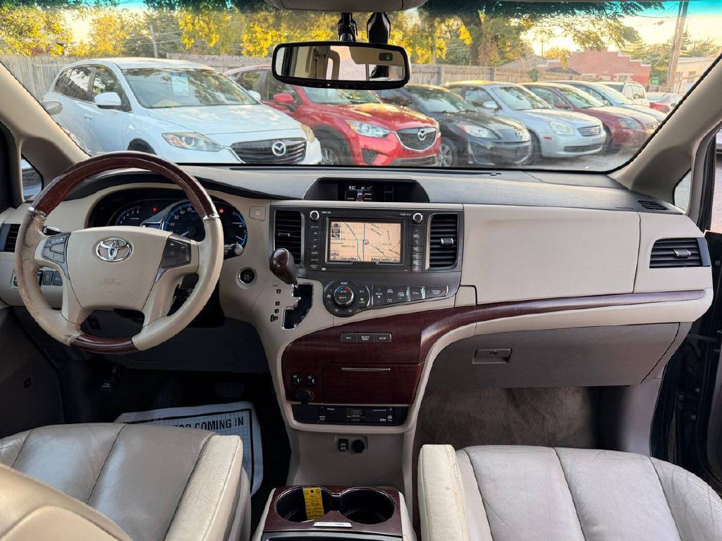 2012 Toyota Sienna Image 17