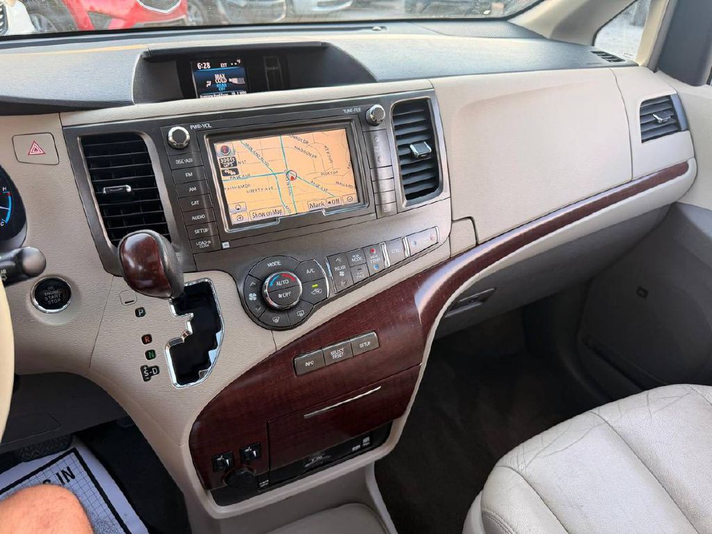 2012 Toyota Sienna Image 18