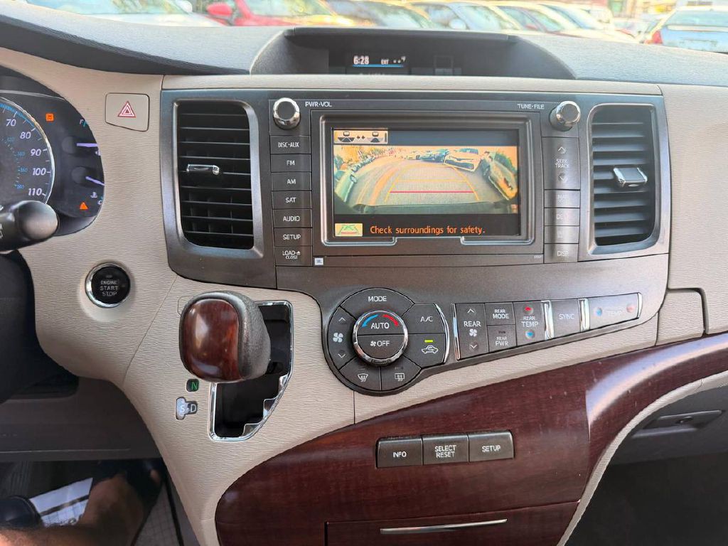2012 Toyota Sienna Image 19