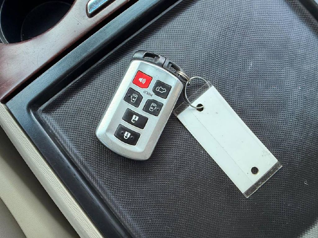 2012 Toyota Sienna Image 20