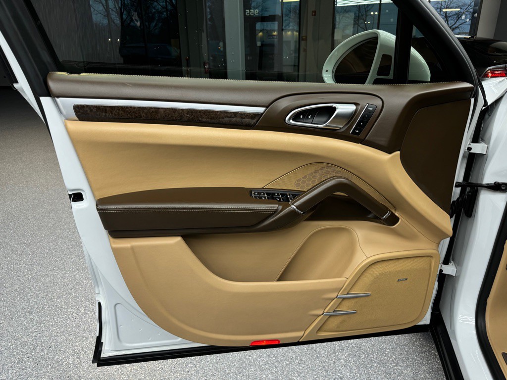 2016 Porsche Cayenne Image 16