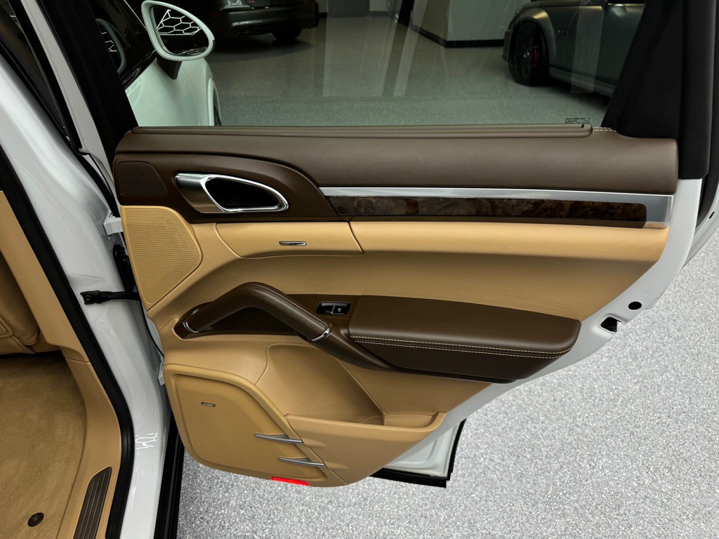 2016 Porsche Cayenne Image 24