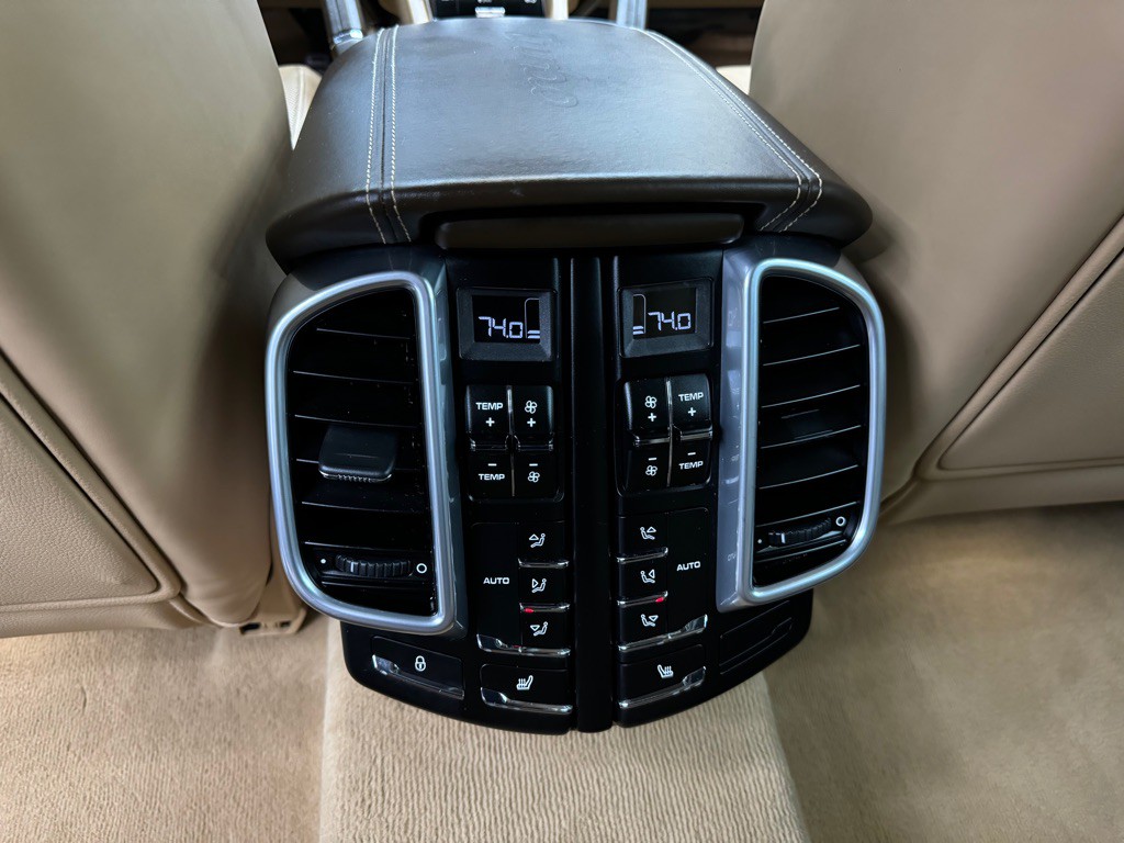 2016 Porsche Cayenne Image 25
