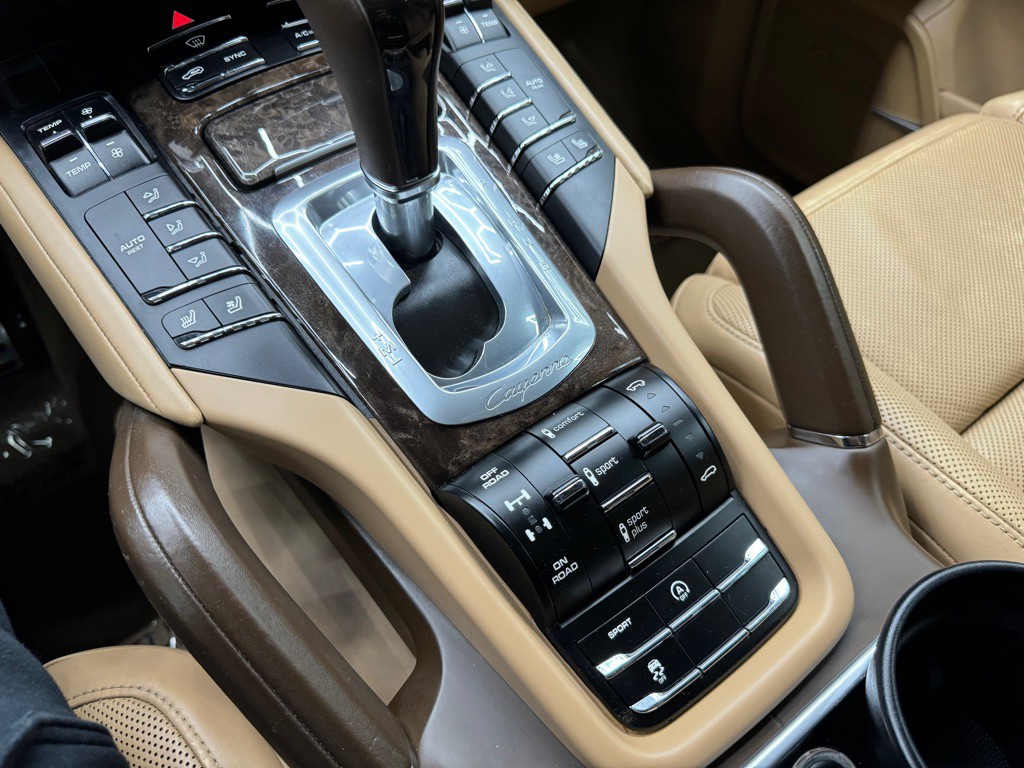 2016 Porsche Cayenne Image 32