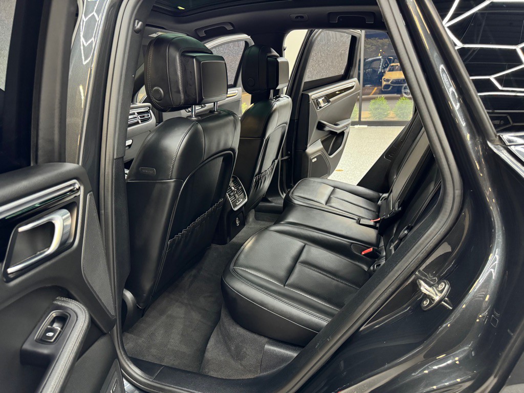 2019 Porsche Macan Image 25