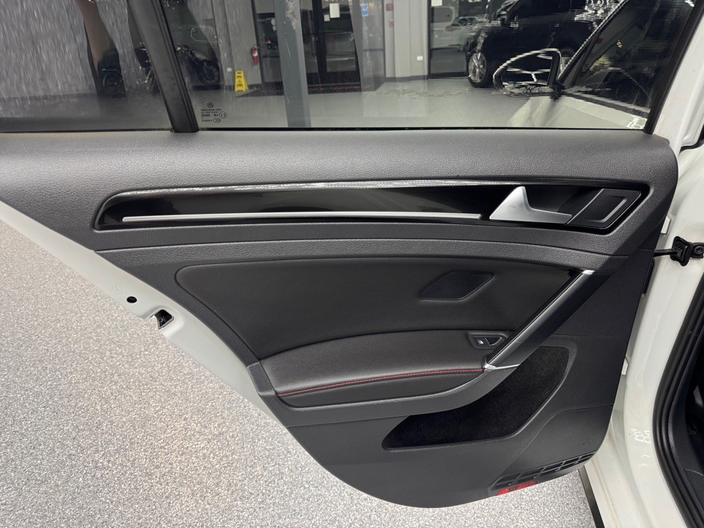 2017 Volkswagen GTI Image 18
