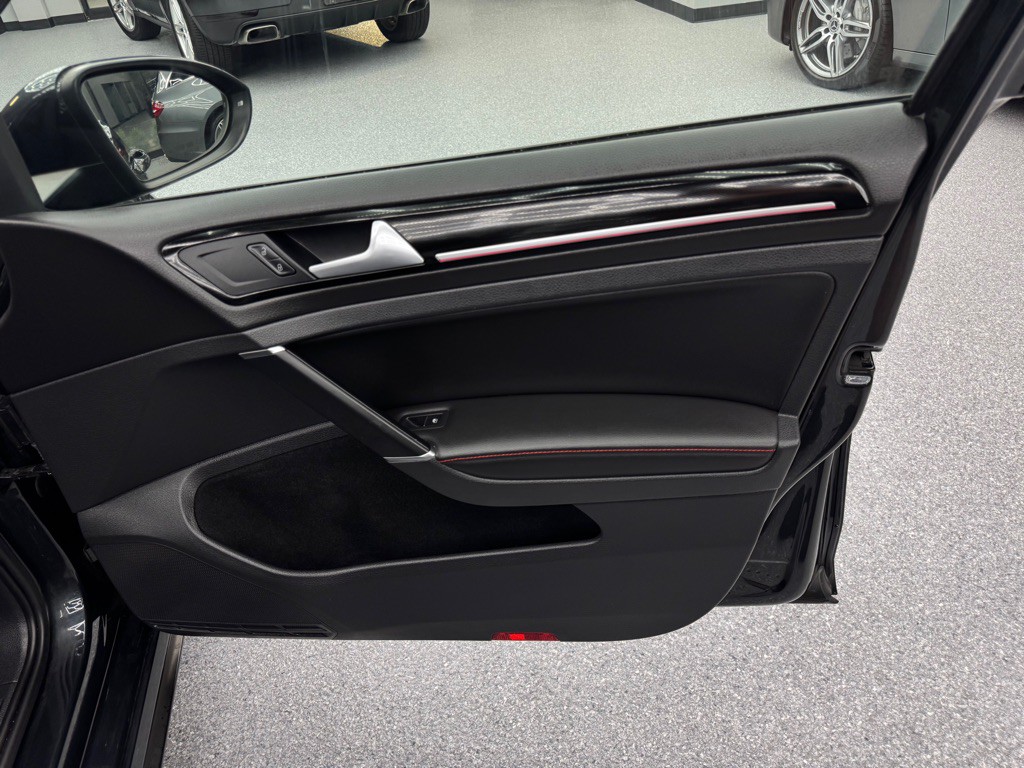 2017 Volkswagen GTI Image 23