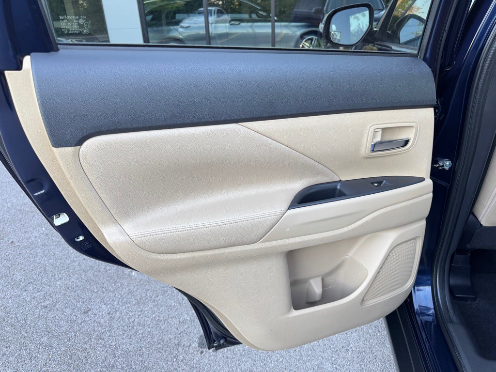 2017 Mitsubishi Outlander Image 18