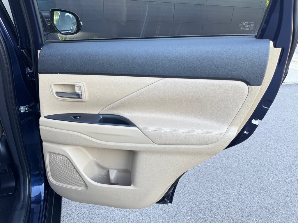 2017 Mitsubishi Outlander Image 25