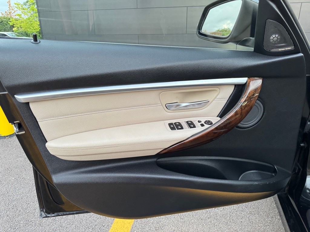 2016 BMW 3 Series Image 16