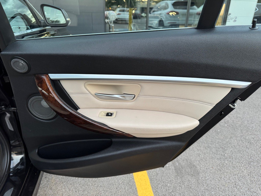 2016 BMW 3 Series Image 23