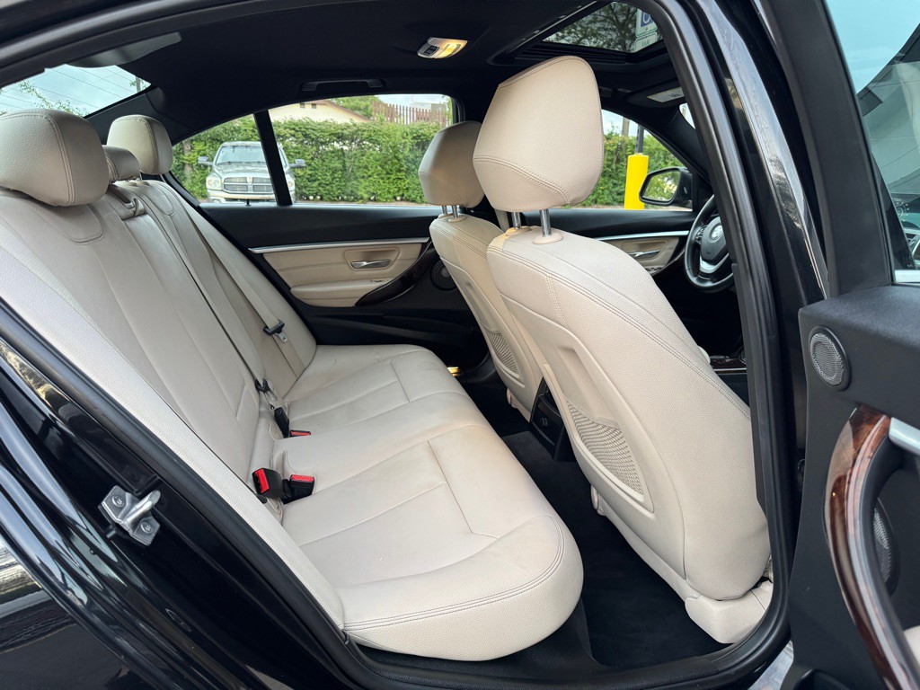 2016 BMW 3 Series Image 24