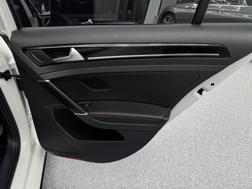 2017 Volkswagen GTI Image 25